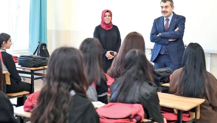 Maarif müfredatı bahane AKP propagandası şahane