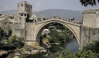 Neretva Nehri incisi: Mostar Köprüsü