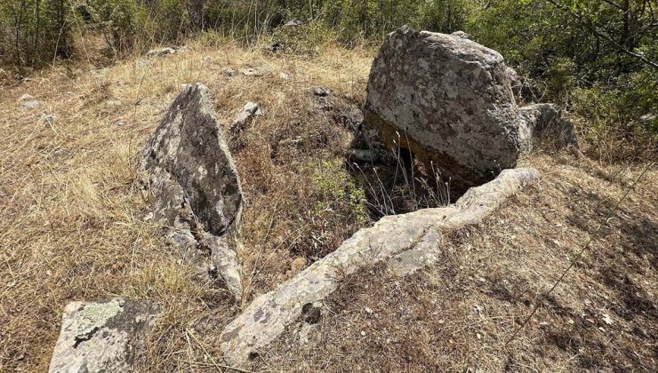 Üç bin yıllık dolmenler defineciler tarafından yok ediliyor